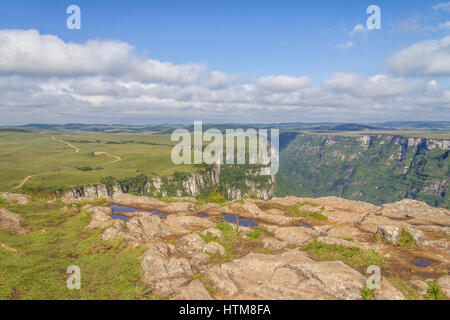 Trail und Vegetation rund um Fortaleza Canyon, Cambara do Sul, Rio Grande do Sul, Brasilien Stockfoto