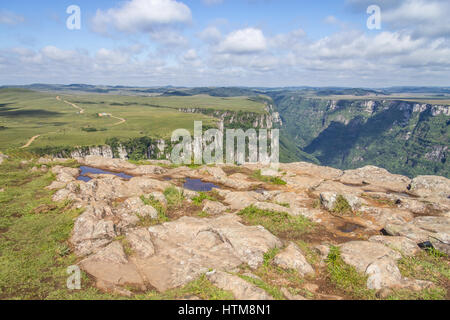 Trail und Vegetation rund um Fortaleza Canyon, Cambara do Sul, Rio Grande do Sul, Brasilien Stockfoto