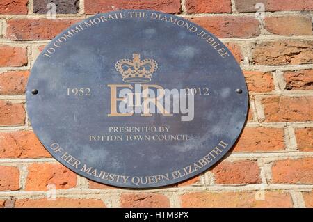 Plaque-Königin Elizabeths II Diamond Jubilee, Potton, Bedfordshire Stockfoto