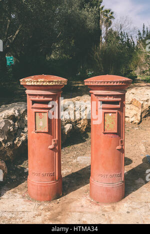 Britische Briefkästen im Stadtteil Yemin Moshe von Jerusalem. Die Briten entschieden, das Mandat von Palästina bis Israels Unabhängigkeit im Jahr 1948 Stockfoto