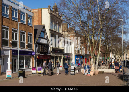 Käufer auf der High Street, Taunton, Somerset. Stockfoto