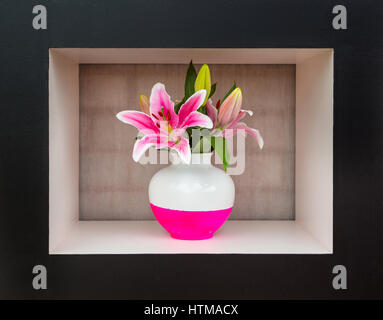 Riesige weiße und rosa Lilie in weiß und rosa vase Stockfoto