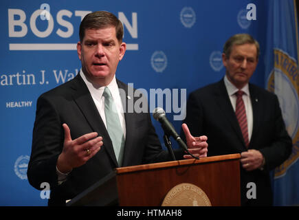 Boston Bürgermeister Marty Walsh hält eine gemeinsame Pressekonferenz mit irischen Taoiseach Enda Kenny, in Boston City Hall am zweiten Tag seines Besuchs in den USA. Stockfoto