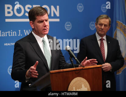 Boston Bürgermeister Marty Walsh hält eine gemeinsame Pressekonferenz mit irischen Taoiseach Enda Kenny, in Boston City Hall am zweiten Tag seines Besuchs in den USA. Stockfoto