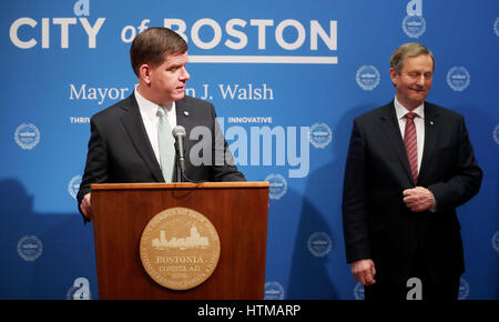 Boston Bürgermeister Marty Walsh hält eine gemeinsame Pressekonferenz mit irischen Taoiseach Enda Kenny, in Boston City Hall am zweiten Tag seines Besuchs in den USA. Stockfoto