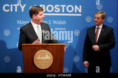 Boston Bürgermeister Marty Walsh hält eine gemeinsame Pressekonferenz mit irischen Taoiseach Enda Kenny, in Boston City Hall am zweiten Tag seines Besuchs in den USA. Stockfoto