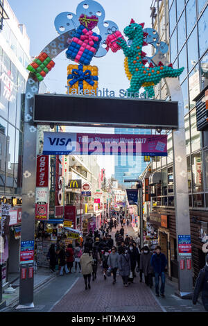 Gateway-Eingang zur Takeshita Street, eine Einkaufszone in Harajuku, Tokio, Japan. Stockfoto