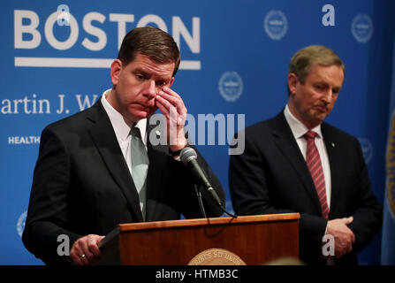 Irische Taoiseach Enda Kenny hält eine gemeinsame Pressekonferenz mit Boston Bürgermeister Marty Walsh, im Rathaus am zweiten Tag seines Besuchs in den USA. Stockfoto