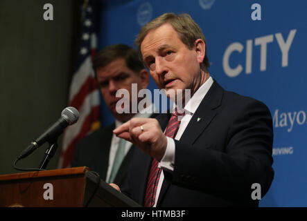 Irische Taoiseach Enda Kenny hält eine gemeinsame Pressekonferenz mit Boston Bürgermeister Marty Walsh, im Rathaus am zweiten Tag seines Besuchs in den USA. Stockfoto