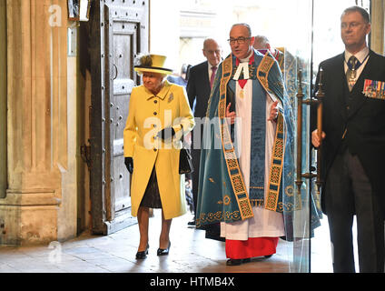 Königin Elizabeth II. mit John Hall, Dekan von Westminster (Mitte), als sie ankommt, um das Commonwealth-Service in der Westminster Abbey, London zu besuchen. Stockfoto