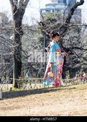 Eine junge Japanerin, posiert für ein Foto in Yoyogi Park, Shibuya, Tokyo, Japan. Stockfoto