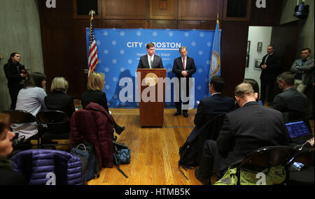 Irische Taoiseach Enda Kenny hält eine gemeinsame Pressekonferenz mit Boston Bürgermeister Marty Walsh, im Rathaus am zweiten Tag seines Besuchs in den USA. Stockfoto