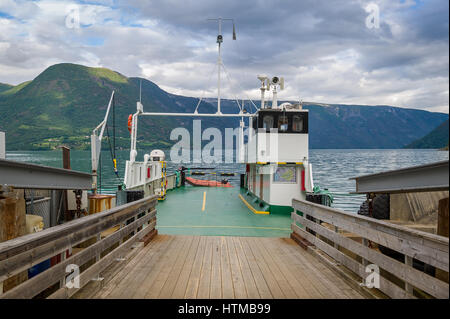 Kleine Norwegische Fähre angedockt Stockfoto