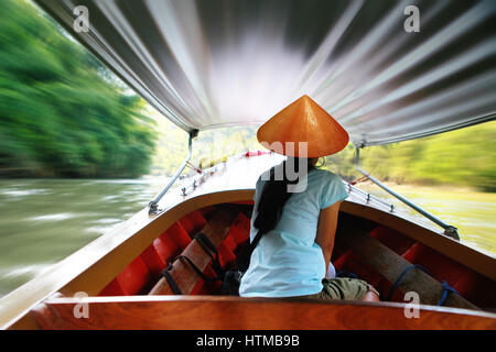 Taxi-Boote, die in Thailand am Fluss Khwae Yai verwenden Stockfoto