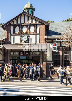 Holz-Fassade zum Eingang von Harajuku Bahnhof Shibuya, Tokyo, Japan. Stockfoto