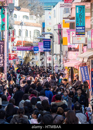 Takeshita Street Harajuku Shopper mit Touristen überfüllt. Stockfoto