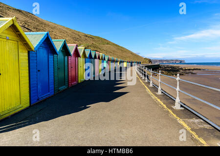 Bunte Strandhäuschen Whitby in Yorkshire. Stockfoto