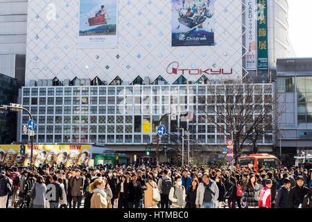 Shibuya crossing, angeblich das Wort verkehrsreichsten Kreuzung außerhalb Bahnhof Shibuya, Tokio. Stockfoto