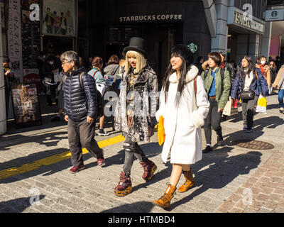 Zwei Frauen in modische Kleidung zu Fuß im Einkaufsviertel Shibuya, Tokio. Stockfoto