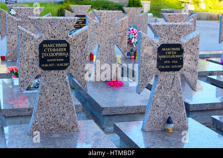 Grab des ukrainischen Opfern politischer Repressionen und Gefallenen des Ukrainischen Aufstandsarmee auf Lytschakiwski-Friedhof in Lemberg Stockfoto