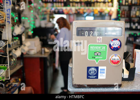 Retro Vintage Kasse in einer bar Stockfoto