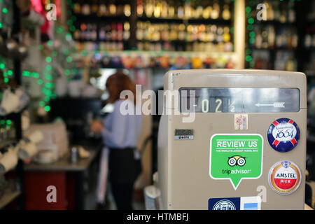 Retro Vintage Kasse in einer bar Stockfoto