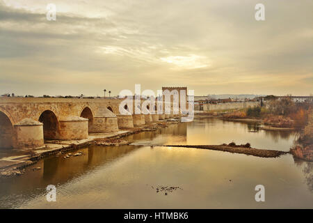 Sonnenaufgang über die römische Brücke über den Fluss Guadalquivir In Córdoba in Andalusien, Spanien Stockfoto