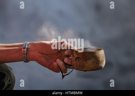 Heißes Getränk serviert in Handarbeit aus Holz Schalen, Lappland Gästehaus in Kangos, Lappland, Schweden Stockfoto