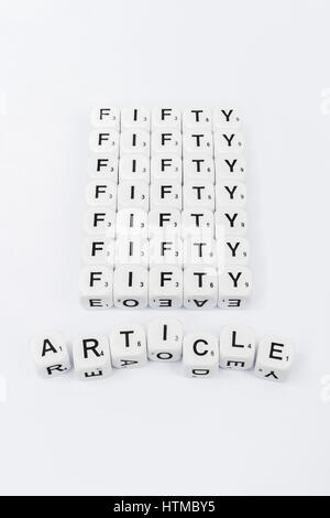 Alphabet Buchstaben Würfel Rechtschreibung aus dem Konzept der Auslösung Artikel 50 - für Großbritannien zur Aufnahme von Verhandlungen um die EU verlassen. Stockfoto