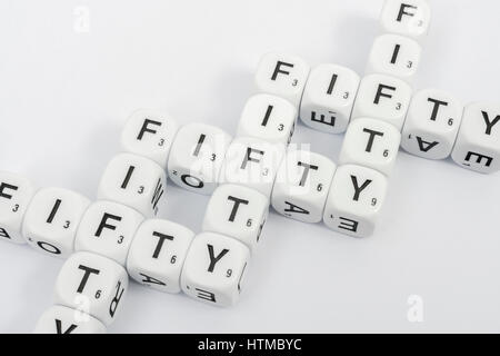 Alphabet Buchstaben Würfel Rechtschreibung aus dem Konzept der Auslösung Artikel 50 - für Großbritannien zur Aufnahme von Verhandlungen um die EU verlassen. Stockfoto