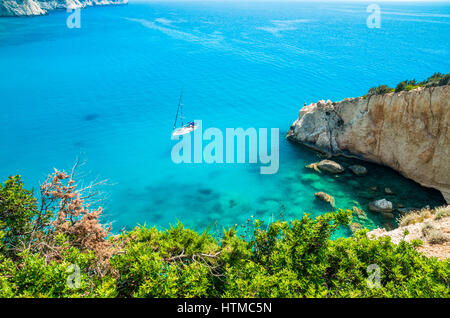 Porto Katsiki Strand auf der Insel Lefkada, Griechenland. Luxus-Yacht auf dem blauen Meer. Stockfoto