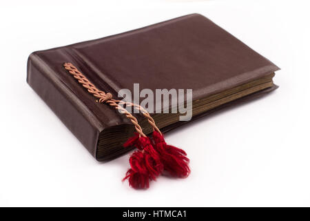 Seitenansicht des braunen Vintage Foto-Album-Cover mit roter Spitze Bindungen isoliert auf weißem Hintergrund Stockfoto