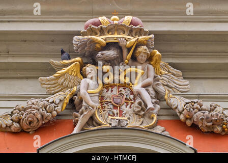 Reliefs um das Wappen des Commonwealth von Polen und Litauen in der Königlichen Kapelle des polnischen Königs Jan III. Sobieski in Danzig, Pommern, Polen Stockfoto