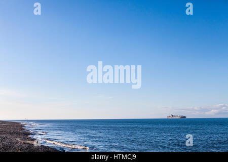 Ein großes Containerschiff Segeln durch die Straße von Juan De Fuca, Washington, USA Stockfoto