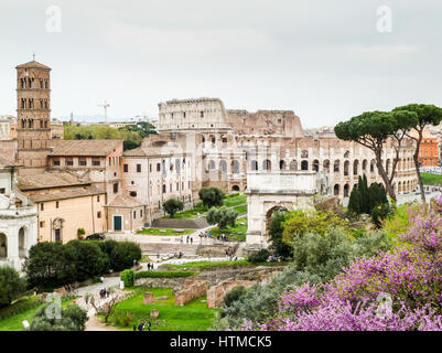 Blick auf das Kolosseum in Rom im zeitigen Frühjahr, von der Seite der pfälzischen Hügel mit Blick über das Forum Romanum Stockfoto