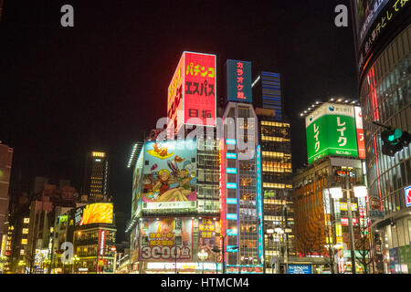 Bunte Lichter von gewerblich genutzten Gebäuden in der Nacht in Tokio Shinjuku. Stockfoto