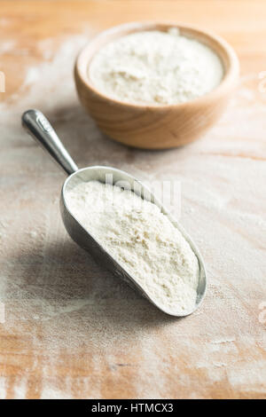 Das Weizenmehl in Metall Kugel. Stockfoto