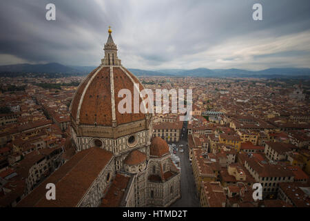 Florenz, Blick auf die Stadt von Giottos Glockenturm in Italien (Langzeitbelichtung) Stockfoto