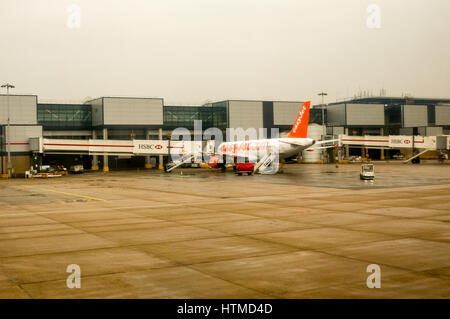 London Gatwick. England UK. EasyJet Flugzeugen auf London Gatwick Flughafen Landebahn Vorbereitung zum Abheben. Stockfoto