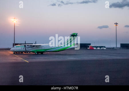 Aeropuerto de La Palma. Estado de Teneriffa. La Palma. Ein Flugzeug auf La Palma Flughafen Landebahn, die in Breña Baja und Villa de Mazo, in der Dämmerung. Stockfoto