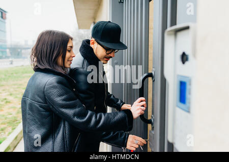 Junge schöne Paar Eröffnung Haustür von ihrem neuen Haus - Liebe, Beziehung, paar Konzept Stockfoto