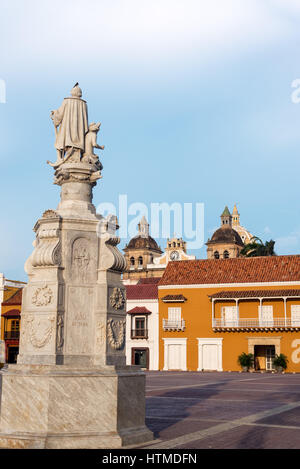 Vertikale Blick auf Plaza Aduana in Cartagena/Kolumbien mit Kirche San Pedro Claver im Hintergrund Stockfoto