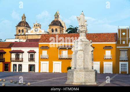 Aduana Plaza in Cartagena/Kolumbien mit Kirche San Pedro Claver im Hintergrund Stockfoto