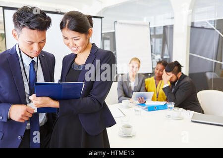 Zwei Unternehmensberatern mit Start-up-Team in Werkstatt Stockfoto