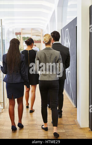 Gruppe von Geschäftsleuten im Büro herumlaufen Stockfoto