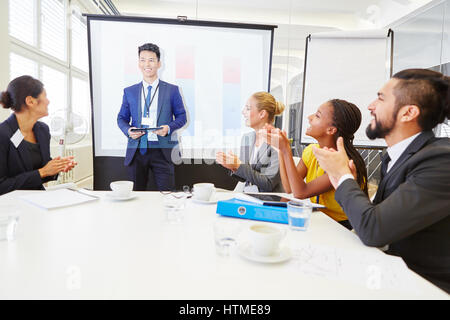 Business-Team klatschte nach erfolgreichen Präsentation des Sprechers Stockfoto