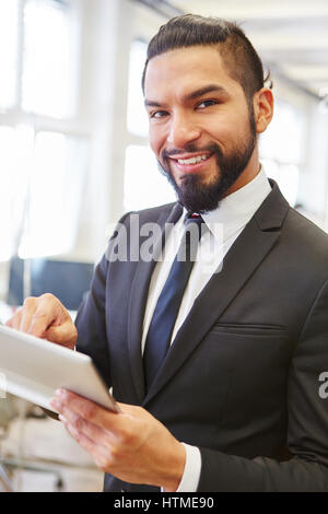 Geschäftsmann mit Tablet-Computer Kommunikation in sozialen Medien Stockfoto