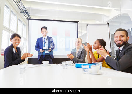 Geschäftsleute im Seminar Händeklatschen als Zeichen der Zustimmung Stockfoto