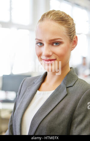 Junge Frau als kompetente Geschäftsfrau in consulting-Unternehmen Stockfoto