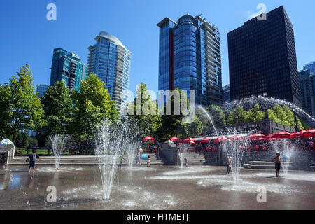 Water Park vor der Skyline der Kohle Harbor, Vancouver, Britisch-Kolumbien Provinz Kanada Stockfoto